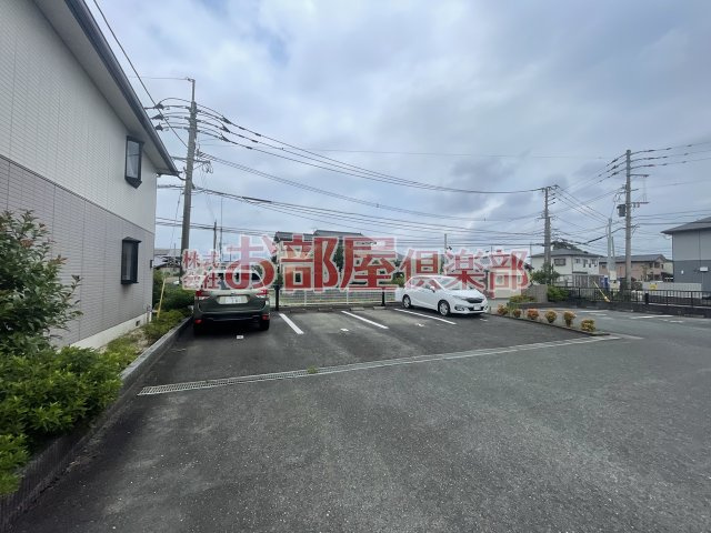 フォンテーヌ宮ノ陣 Ⅱ C棟の駐車場|駐車場があるので、車を買う予定の方も安心です