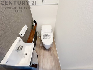 温水洗浄便座付トイレは温水洗浄機能により、暖かい水でおしりを洗浄することができ、冷たい水を使う従来の便座に比べ、温水洗浄機能で暖かいトイレを提供し、快適な使用を可能にします。
