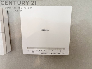 床暖房は、効率的な暖房システムであり、床からの温かさが快適な環境を提供します。床全体が均一に暖まり足元からの暖かさが感じられます。また空気の循環が少ないため、ホコリやアレルゲンの拡散を抑えます。
