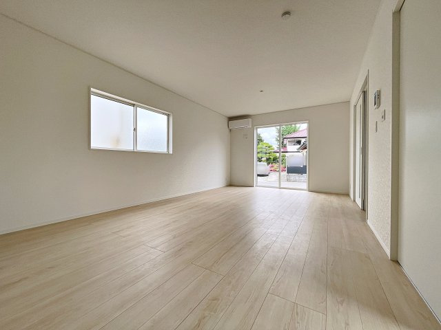新築戸建・新築建売　矢吹町曙町第4　善郷小・矢吹中の居間・リビング|太陽の日差しが気持ちの良いリビングは広々としているので家具を設置してもゆとりがあります！