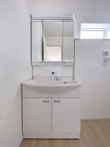 新築戸建・新築建売　矢吹町曙町第4　善郷小・矢吹中の独立洗面台|三面鏡洗面台で朝の身支度もしやすい＆収納力も◎洗面台に物を置かずすっきり清潔に保つことができます！