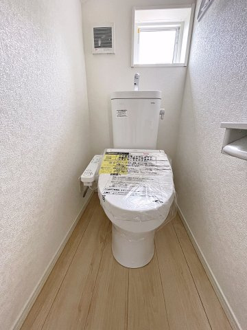 新築戸建・新築建売　矢吹町曙町第4　善郷小・矢吹中のトイレ|白を基調とした清潔感のある空間です！小窓がついているので簡単に換気が可能！