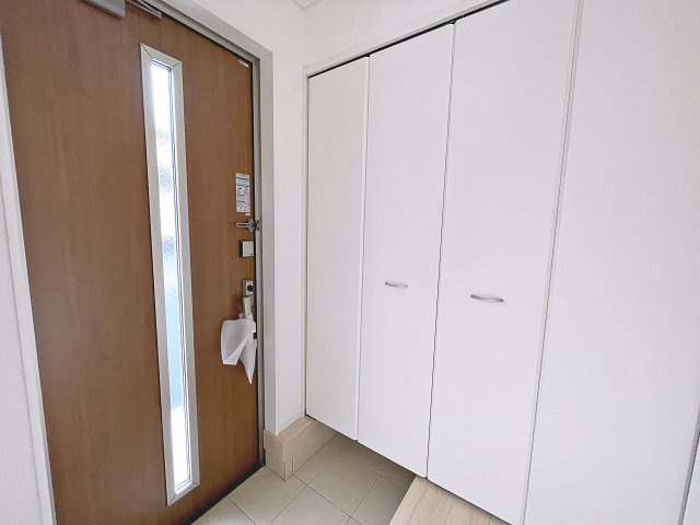 新築戸建・新築建売　矢吹町曙町第4　善郷小・矢吹中の玄関|大容量のシューズボックスがあり収納豊富な玄関スペース。玄関ドアから日差しが入り明るいです！