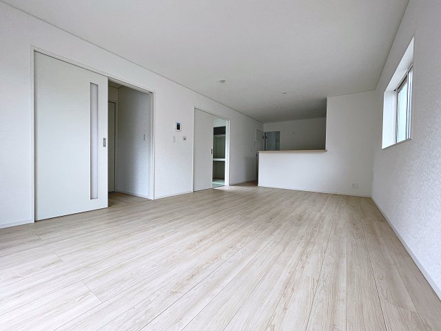新築戸建・新築建売　矢吹町曙町第4　善郷小・矢吹中の居間・リビング|LDK18帖でゆとりがありご家族皆さんでくつろぐことができる空間です！