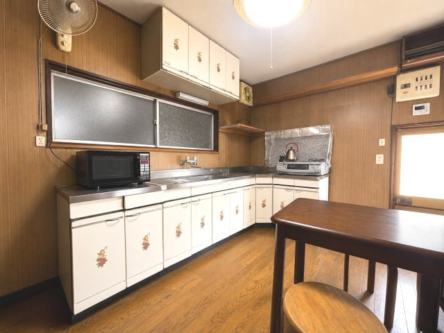 桜井市大字初瀬のキッチン|作業スペースをしっかり確保したキッチン　※一部AI加工により家具を削除しています