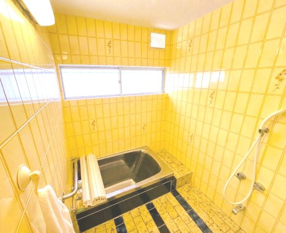 桜井市大字初瀬の浴室|ゆっくり入浴できるバスルーム　※一部AI加工により小物を削除しています