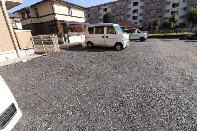 BRILLIANT FLATSの駐車場