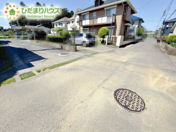 【前面道路含む現地写真】 | ひたちなか市稲田　中古戸建 | 閑静な住宅地なので、静かな環境で暮らしやすいですね。