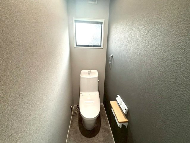 タマタウン　関市緑町　全2区画分譲のトイレ|超節水型の水洗トイレを標準採用。汚れが付きにくいコーティング加工で、いつでも清潔に保てる便座を装備。