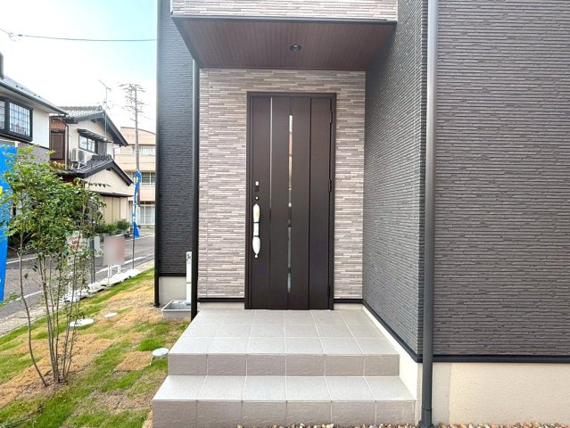 タマタウン　関市緑町　全2区画分譲の玄関|玄関ドアの鍵はディンプルキーと内側はサムターンキーになっており防犯性の高い仕様になっています。