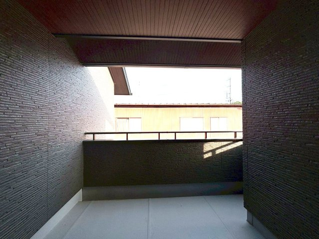 タマタウン　関市緑町　全2区画分譲のバルコニー|バルコニーは南向きで洗濯物もよく乾きます！強度と表面積硬度を持つFPRで防水しています。