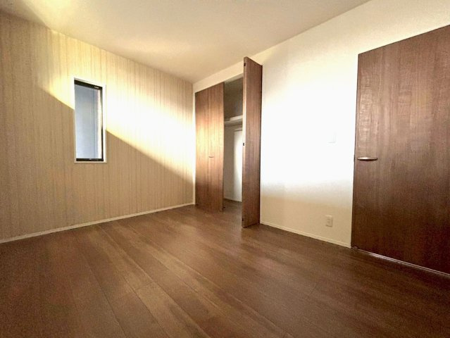 タマタウン　関市緑町　全2区画分譲の洋室|建具やクロスなどをトータルデザインでコーディネートしており、室内に落ち着きと安らぎを与えてくれます。