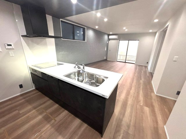 タマタウン　関市緑町　全2区画分譲のキッチン|カウンタースペースがついた広々キッチン。浄水器組込み水栓でシンクまわりがスッキリお使いいただけます
