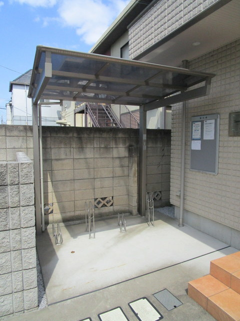 サニー子母澤のエントランス|★屋根付き駐輪場★