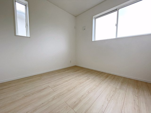 新築戸建・新築建売　矢吹町曙町第4　善郷小・矢吹中の洋室|自然光が長時間入る2面採光で明るく気持ちの良いプライベート空間です！