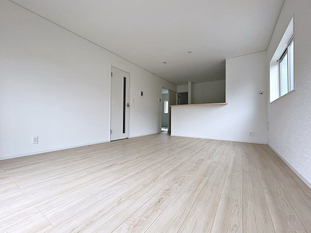 新築戸建・新築建売　矢吹町曙町第4　善郷小・矢吹中の居間・リビング|LDKは16帖でキッチンの前にダイニングテーブルを設置すれば、お料理の配膳もスムーズです！
