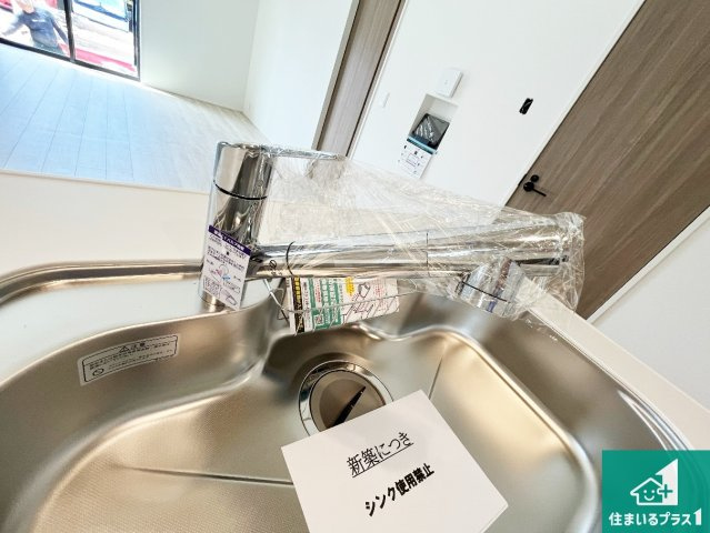 湖南市サイドタウン　第1期　新築一戸建ての設備|蛇口の先端に浄水器を内蔵しています！原水と浄水、お湯と冷水、シャワーの切替えがワンタッチなので用途によって使い分けられます。
