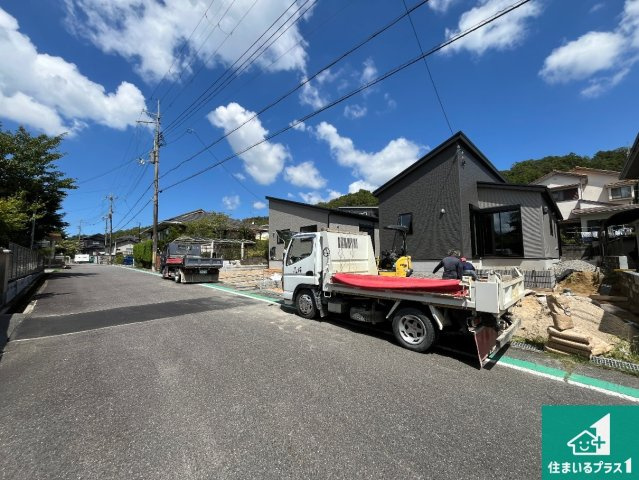 湖南市サイドタウン　第1期　新築一戸建ての前面道路含む現地写真|周辺は閑静な住宅街！前面道路広々で車の出し入れも便利です。駐車が苦手な方でも安心して車庫入れできます！
