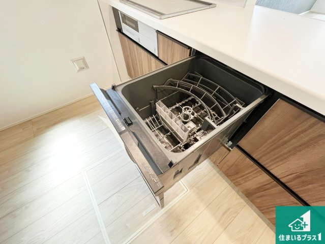 湖南市サイドタウン　第1期　新築一戸建ての設備|食事後の一仕事、食器洗いをボタン一つでお任せできちゃいます！場所を取らないビルトイン式なので、お料理スペースもしっかり確保！
