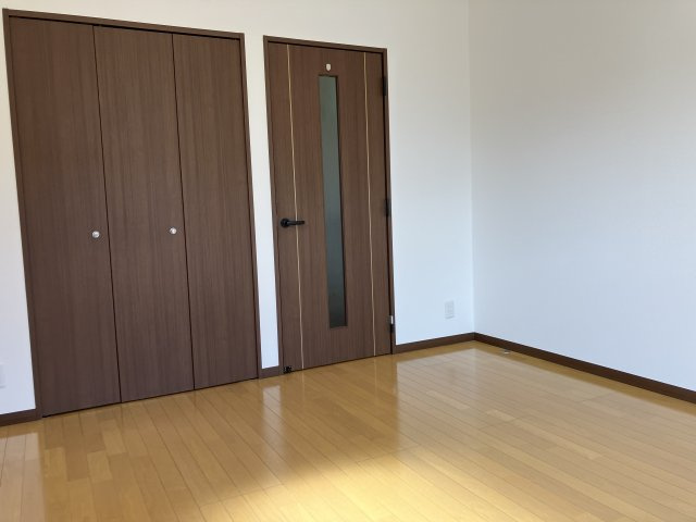 秀栄レジデンスの洋室