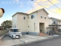 大垣市荒尾町築8年中古住宅登場です♪お車並列3台可能！人工芝のお庭スペースあり！広々インナーバルコニの画像