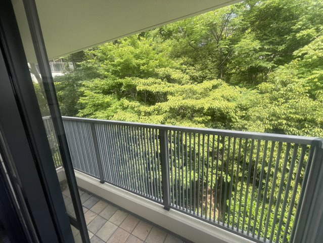 ラムール六甲山ノ手のバルコニー|外からの目が気にならないバルコニーで洗濯物が干せます
