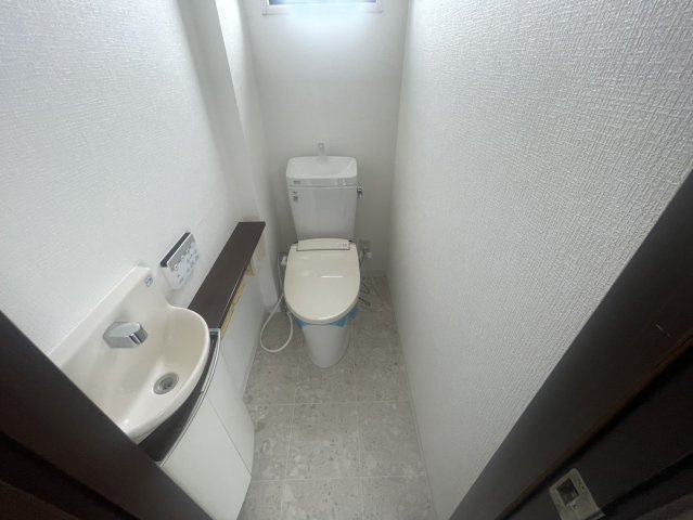 ラムール六甲山ノ手のトイレ|落ち着いた色調のトイレです