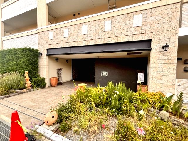 ブルーミンメドー本山のエントランス