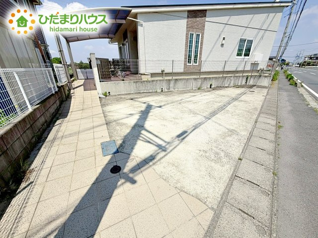 【駐車場】 | 水戸市青柳町　中古戸建 | 駐車場は綺麗に舗装されており、大切なお車が小石などで傷つく心配がありませんね！