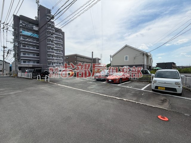 YMクレストの駐車場|車をお持ちの方に嬉しい駐車場付きの物件です