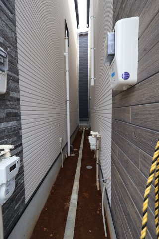 《仲介手数料無料》浦和区元町３丁目12-7新築一戸建てケイアイグレイスの外観|建物向かって左側