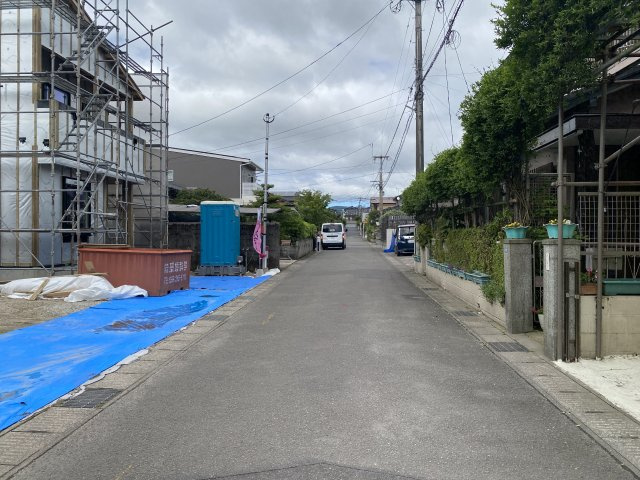 西伊敷4丁目　S-pacio　B棟の前面道路含む現地写真|伊敷団地内の落ち着いた住宅街です。道路との段差がないのでスムーズに駐車できます。