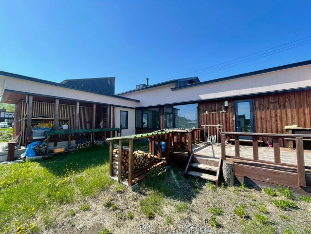 鶴居村でスローライフ　築浅の平屋住宅の庭|ウッドデッキ・庭