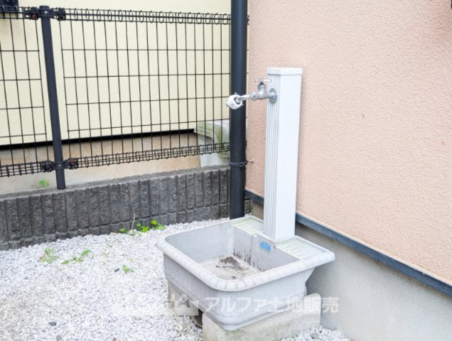~羽村神明台~Renovated Houseのその他|【Outdoor Tap】
◆立水栓◆は洗車やガーデニング、靴洗いなど屋外作業に便利です。使い勝手が良く、外構デザインのアクセントとしても住まいをおしゃれに演出します。