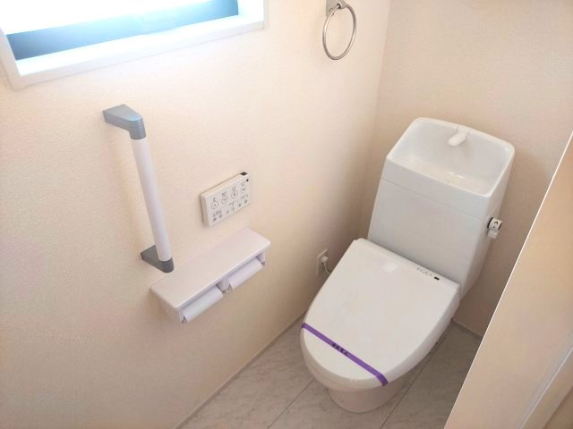 宝塚市中州1丁目新築一戸建のトイレ|2階トイレ　温水洗浄便座付き