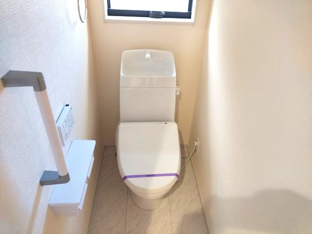 宝塚市中州1丁目新築一戸建のトイレ|1階トイレ　温水洗浄便座付き