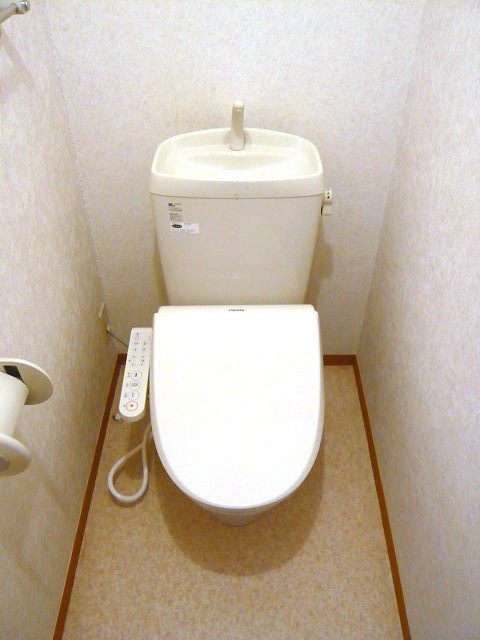 カツザワコーポAのトイレ|温水洗浄便座付きです。【カツザワコーポA】
