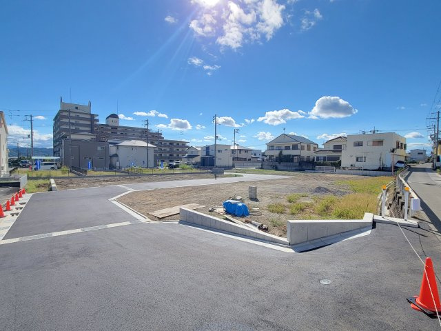 ライフフィールド紀伊Ⅶの前面道路含む現地写真