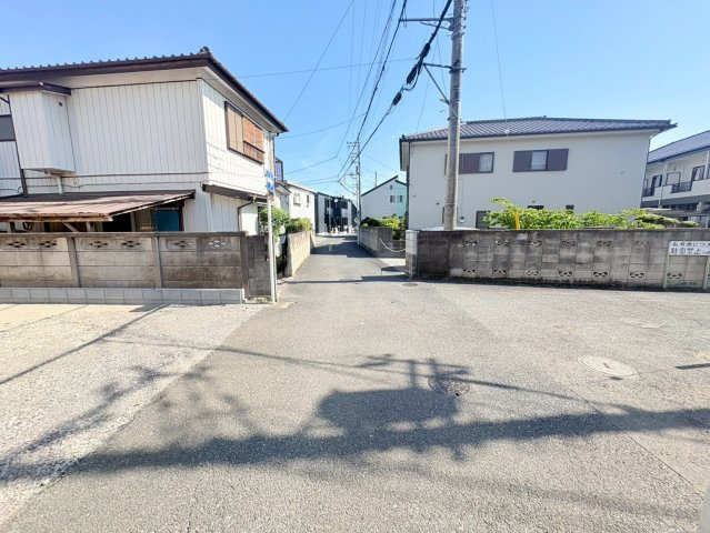 坂戸市三光町　建築条件付売地　東武東上線『坂戸駅』徒歩5分　【坂戸小学区】の前面道路含む現地写真