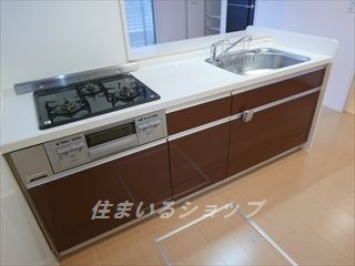 フローラル清水　Ａ棟のキッチン|３口ガスコンロ・グリル付きシステムキッチン