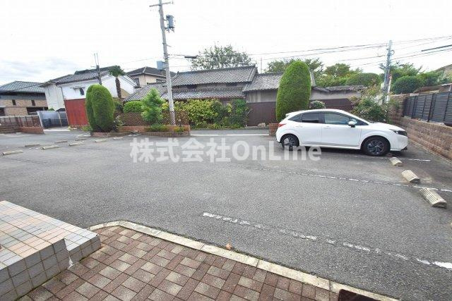 ルピナスA棟の駐車場