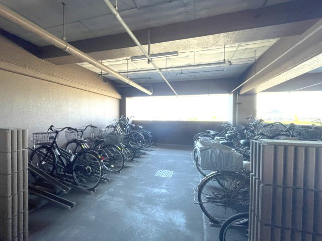 MAC倉敷庄コートのその他共用部分|自転車スタンドがあり、整然とした駐輪場です。