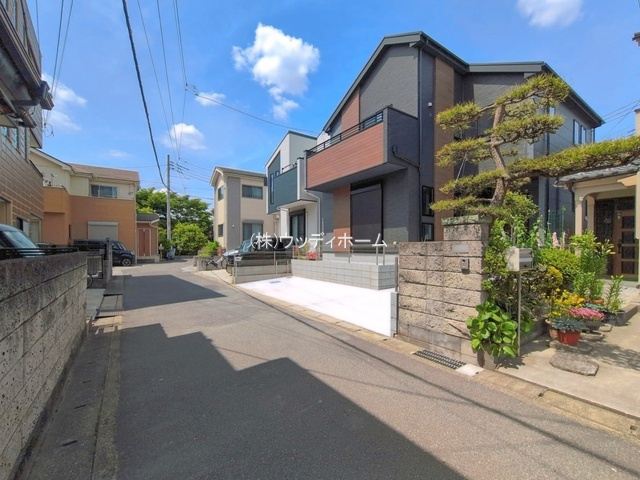越谷市神明町2期　新築一戸建ての前面道路含む現地写真