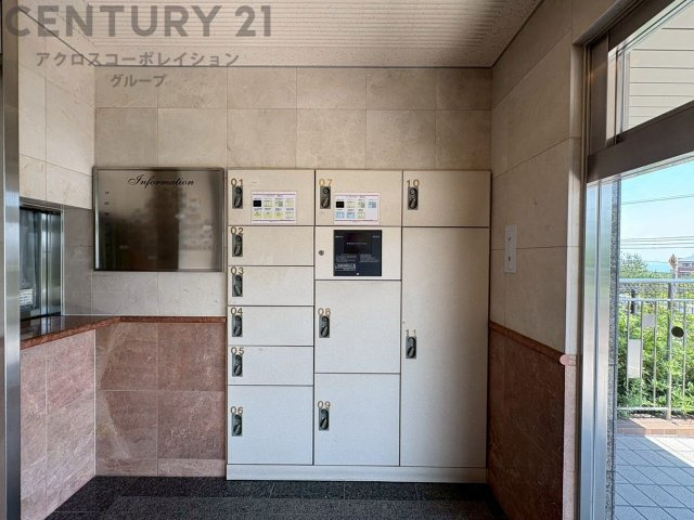 宅配ボックスは荷物の受け取りや配達が便利で安全です。不在時でも荷物が確保され、盗難や損傷のリスクが減少。受け取り時間の柔軟性が向上。外出先からでも荷物の受け取りや預けが可能となります。
