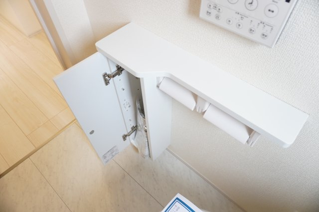 越谷市七左町6丁目 新築分譲住宅のトイレ|収納棚