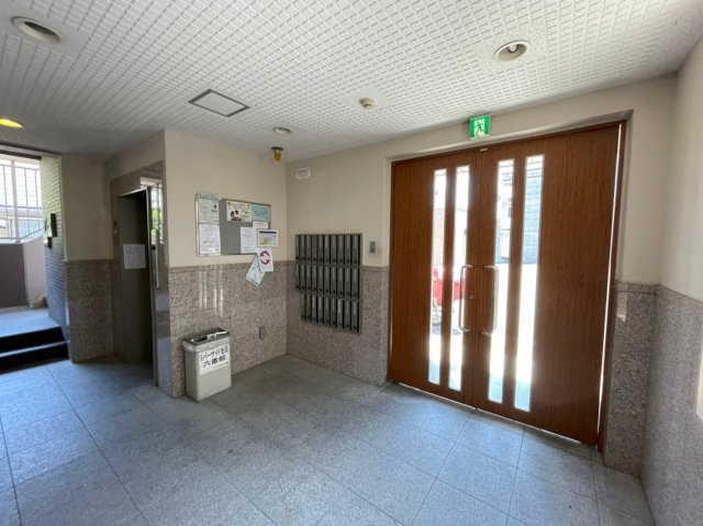 リバーサイド金岡六番館のエントランス