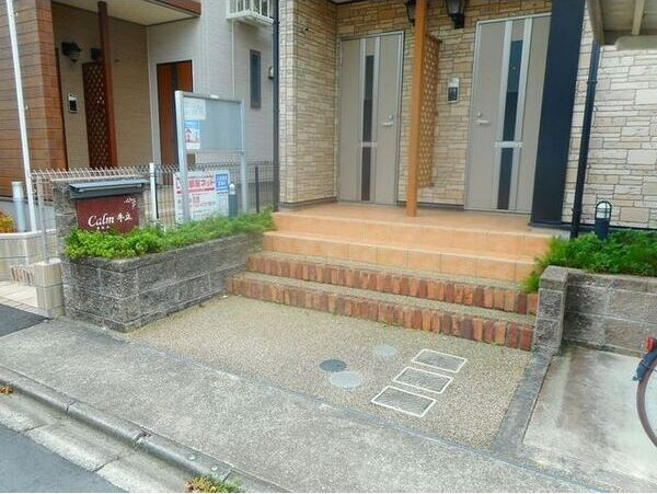 calm牛立のエントランス
