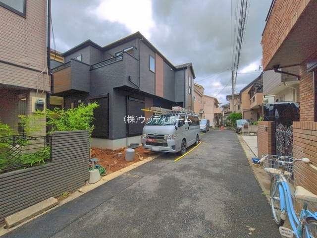 越谷市赤山町3期　新築一戸建ての前面道路含む現地写真