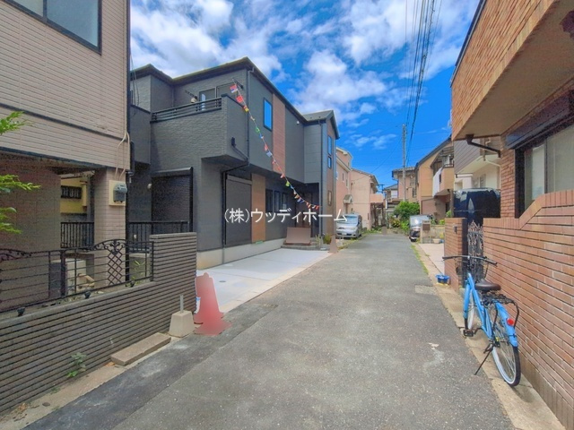 越谷市赤山町3期　新築一戸建ての前面道路含む現地写真