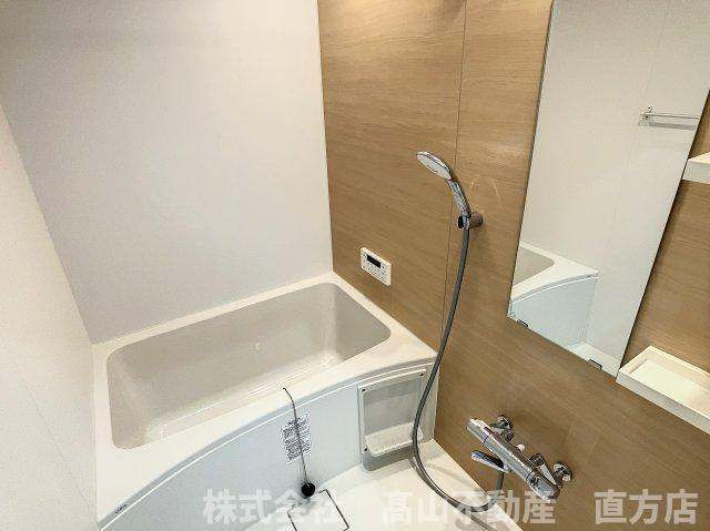 直方市津田町のアパートの浴室